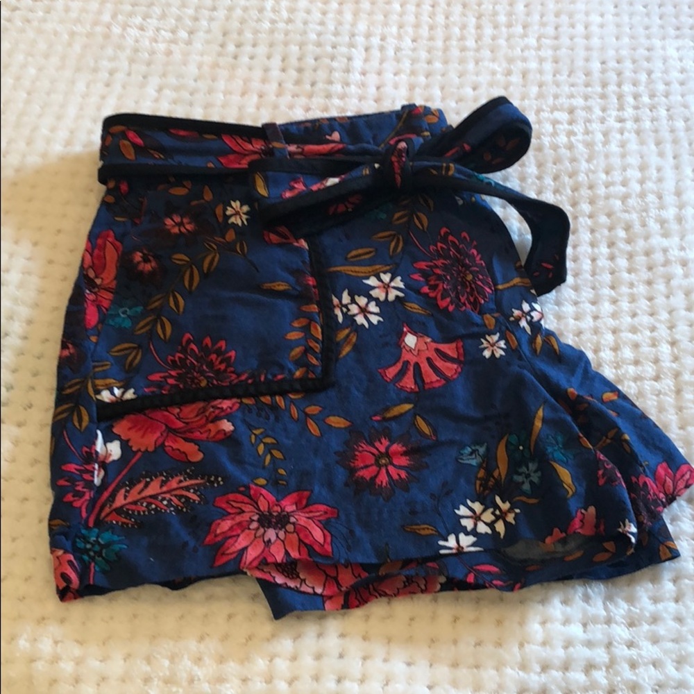 Loft floral size 8 shorts